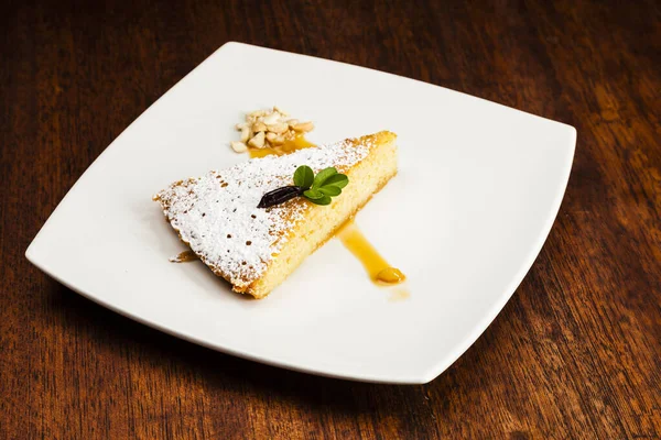 Bir parça Tarta Santiago, tipik İspanya bademli turtası.