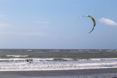 Genç uçurtma sörfçüsü bu sporu Bahia sahillerinde yapar. Güçlü yaz rüzgarından yararlanır.