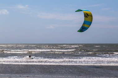 Genç uçurtma sörfçüsü bu sporu Bahia sahillerinde yapar. Güçlü yaz rüzgarından yararlanır.