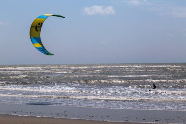 Genç uçurtma sörfçüsü bu sporu Bahia sahillerinde yapar. Güçlü yaz rüzgarından yararlanır.