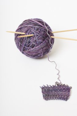 Mor çok renkli clew yün iplik iğne ile