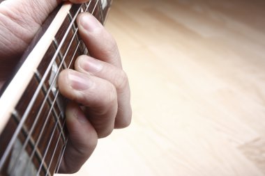 Parmak bir gitar çalmak