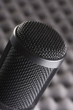 Bir stüdyo ortamında kondansatör mikrofon.