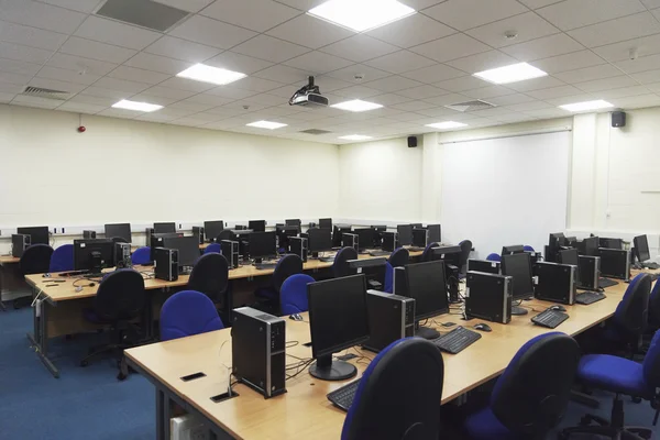 Espaço de trabalho do escritório com computadores — Fotografia de Stock