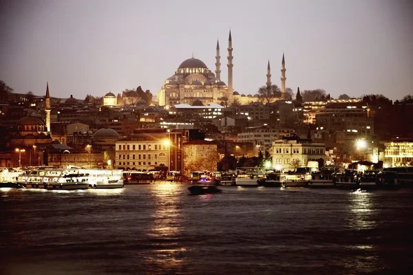 Vista nocturna de la Santa Sofía en Estambul, Turquía — Foto de Stock