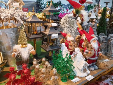 Noel eşyaları mağazanın vitrininde. Noel süslemeleri ve Noel oyuncakları