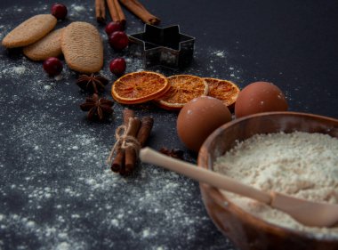 Noel pastası arka planı. Karanlık taş ya da metal arka planda Noel yemeği pişirmek için gerekli malzemeler. Kopyalama alanı olan üst görünüm