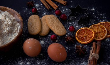 Noel pastası arka planı. Karanlık taş ya da metal arka planda Noel yemeği pişirmek için gerekli malzemeler. Üst görünüm.