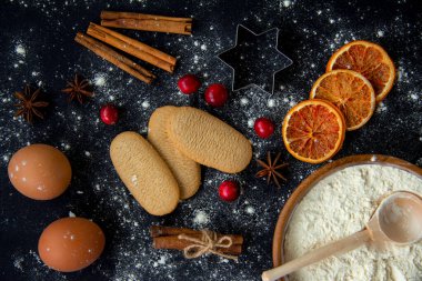 Noel pastası arka planı. Karanlık taş ya da metal arka planda Noel yemeği pişirmek için gerekli malzemeler. Üst görünüm.