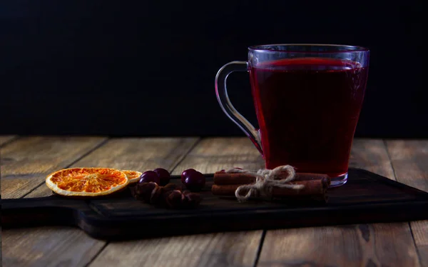 Drink Fresh Cranberries Glass Dark Wooden Cutting Board Orange Slices — Stock Photo, Image