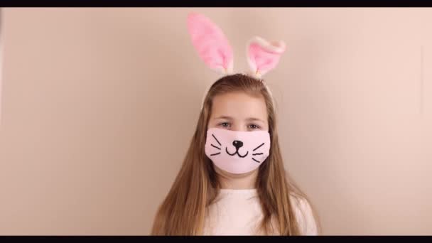 Dziewczyna Króliczymi Uszami Głowie Dobrze Się Bawi Zdejmuje Maskę Ochronną — Wideo stockowe