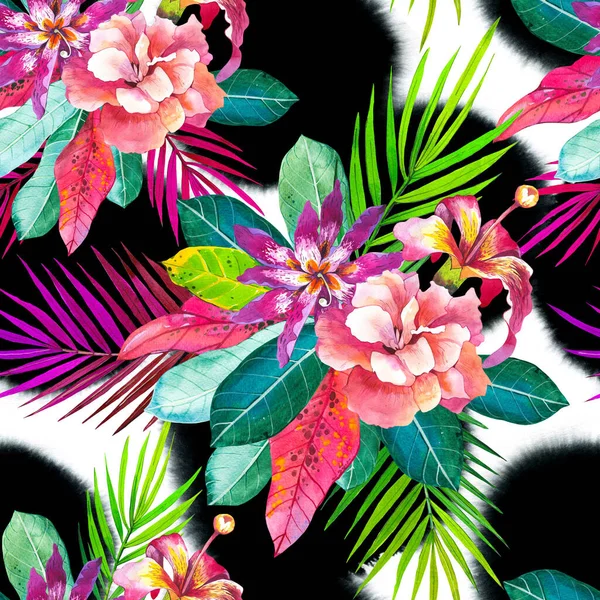 Exotická kytice ručně kreslené bezešvé vzor. Tropické květiny na černobílé rozmazané inkoust skvrny pozadí. Hibišek, růže s palmovými listy akvarel textury. Návrh botanického balicího papíru — Stock fotografie