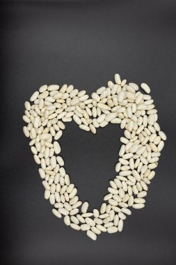 Kalp şeklinde beyaz fasulyeler.
