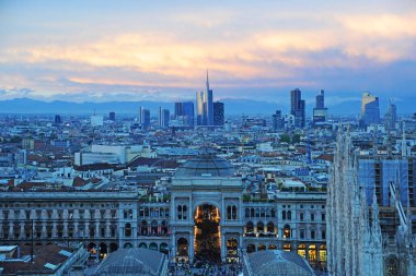 Milan - Galleria Vittorio Emanuele ve Skyline - Duomo katedrali ve şehir merkezi