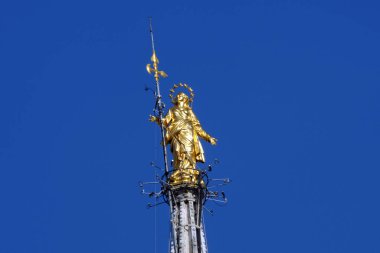 Milan, İtalya - 10 Ekim 2019: La Madonnina, Duomo 'nun tepesindeki şehrin sembolü.