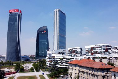 İtalya, Lombardy, Milan - İHA ile şehrin üzerinde şehir yaşamı alışveriş bölgesi