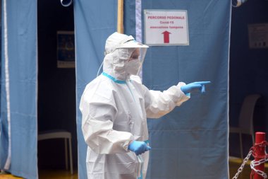 Milan - San Carlo Hastanesi 'nde Ciovid-19 Coronavirus salgını için geniz temizleme testi için kuyruk oluşturuldu.