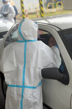 Milan - San Carlo Hastanesi 'nde Ciovid-19 Coronavirus salgını için geniz temizleme testi için kuyruk oluşturuldu.