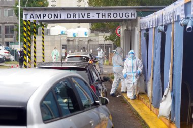 Milan - San Carlo Hastanesi 'nde Ciovid-19 Coronavirus salgını için geniz temizleme testi için kuyruk oluşturuldu.