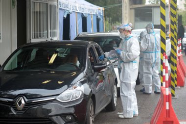 Milan - San Carlo Hastanesi 'nde Ciovid-19 Coronavirus salgını için geniz temizleme testi için kuyruk oluşturuldu.