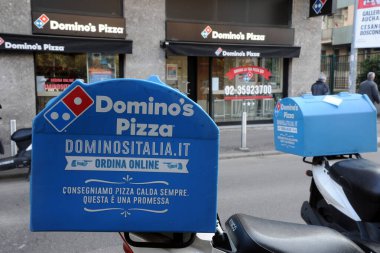 Milan, İtalya - 19 Şubat 2019: Dominos Pizza, Dağıtım Yemeği, Motosikletler ve Mobiletler