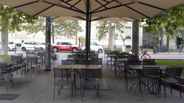 Covid yüzünden boş caddeler, kafe ve tarihi mekanların manzarası - 19 Milano, İtalya