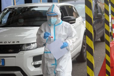Milan - San Carlo Hastanesi 'nde Ciovid-19 Coronavirus salgını için geniz temizleme testi için kuyruk oluşturuldu.