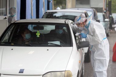 Milan - San Carlo Hastanesi 'nde Ciovid-19 Coronavirus salgını için geniz temizleme testi için kuyruk oluşturuldu.
