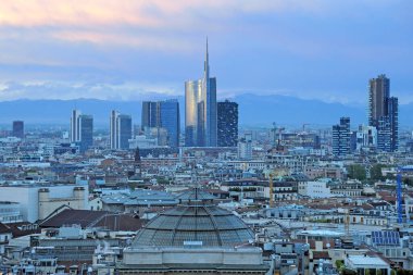 Milan - Galleria Vittorio Emanuele ve Skyline - Duomo katedrali ve şehir merkezi