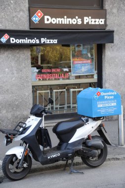 Milan, İtalya - 19 Şubat 2019: Dominos Pizza, Dağıtım Yemeği, Motosikletler ve Mobiletler