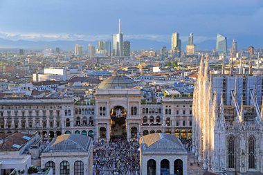 Milan - Galleria Vittorio Emanuele ve Skyline - Duomo katedrali ve şehir merkezi