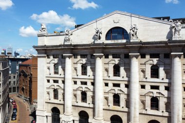 İtalya, Lombardiya, Milano - Borsa şehri Piazza Affari 'de İHA ile hava manzarası