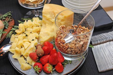 Meyve salatalı kahvaltı