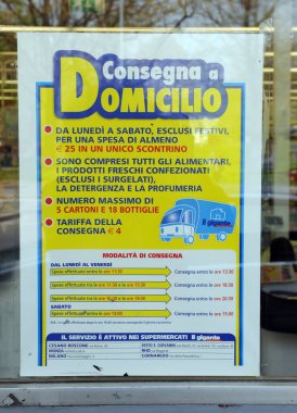 Milan - Evden alışveriş - Gittikçe daha fazla insan alışveriş süpermarketlerinden alışveriş yapıyor, teslimat hizmeti ile ilgili tabela 