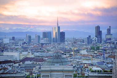 Milan - Galleria Vittorio Emanuele ve Skyline - Duomo katedrali ve şehir merkezi