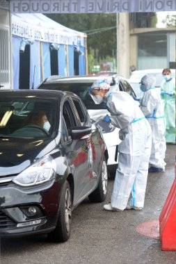 Milan - San Carlo Hastanesi 'nde Ciovid-19 Coronavirus salgını için geniz temizleme testi için kuyruk oluşturuldu.