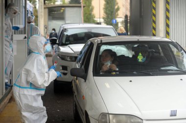 Milan - San Carlo Hastanesi 'nde Ciovid-19 Coronavirus salgını için geniz temizleme testi için kuyruk oluşturuldu.