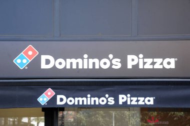 Milan, İtalya - 19 Şubat 2019: Dominos Pizza, Dağıtım Yemeği, Motosikletler ve Mobiletler