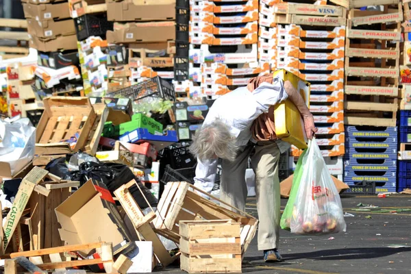 Talya Milan Aralık 2019 Kaldırımda Çöp Torbaları Yürümeye Çalışan Insanlar — Stok fotoğraf