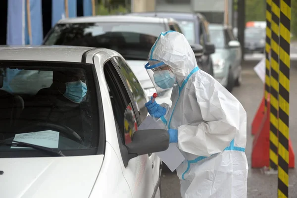 Milan - San Carlo Hastanesi 'nde Ciovid-19 Coronavirus salgını için geniz temizleme testi için kuyruk oluşturuldu.
