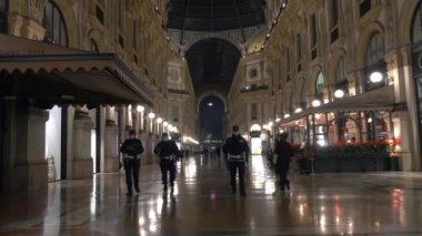 Avrupa, İtalya, Milano Ekim 2020 - Gece yarısı Milano Katedrali Covid-19 Coronavirus tecriti nedeniyle gece trafiğinin başlamasından bir saat sonra