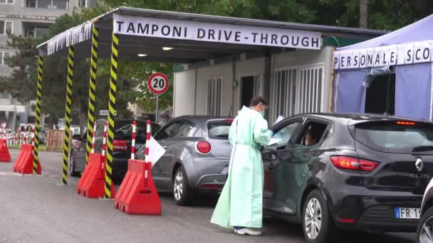 Európa Olaszország Milánó Október 2020 Emberek Tesztelik Drive Thru Coronavirus — Stock videók