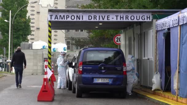 Europa Italia Milán Octubre 2020 Las Personas Prueban Drive Thru — Vídeos de Stock