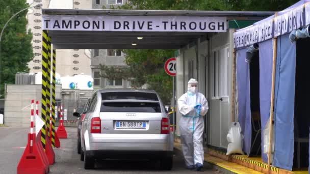 Európa Olaszország Milánó Október 2020 Emberek Tesztelik Drive Thru Coronavirus — Stock videók