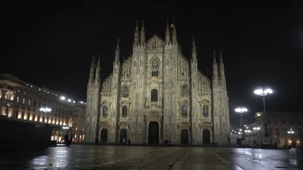 ヨーロッパ イタリア ミラノ2020年10月 コロナウイルスの封鎖による夜間交通ブロックの開始から1時間でミラノ大聖堂 空の広場 レストランが閉鎖 — ストック動画