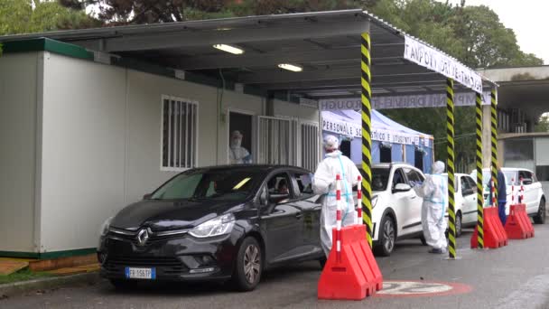 Europa Italia Milán Octubre 2020 Las Personas Prueban Drive Thru — Vídeos de Stock