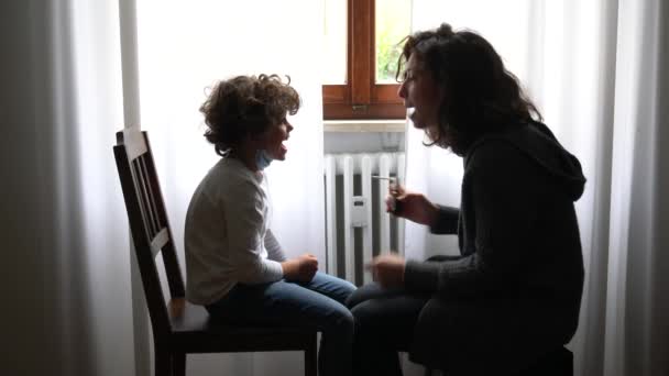 Familienleben Während Coronavirus Covid Quarantäne Hause Mutter Bringt Sohn Bei — Stockvideo