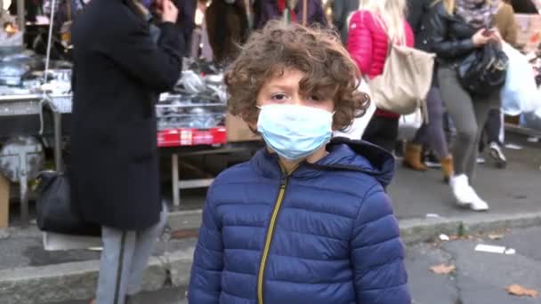 Jeune Garçon Masque Protection Gants Dans Rue — Video
