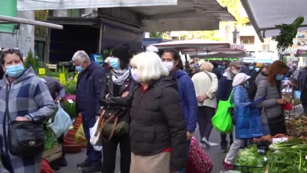 Ευρώπη Ιταλία Μιλάνο Οκτώβριος 2020 Ιταλοί Μάσκα Στην Αγορά Φρούτων — Αρχείο Βίντεο