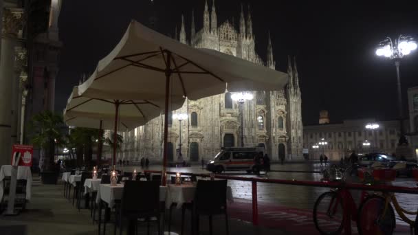 ヨーロッパ イタリア ミラノ2020年10月 コロナウイルスの封鎖による夜間交通ブロックの開始から1時間でミラノ大聖堂 空の広場 レストランが閉鎖 — ストック動画